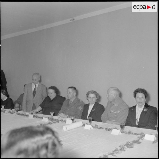 Voeux du personnel civil de la 10ème région militaire (RM) au chef d'Etat-Major (EM) le colonel Lenormand.