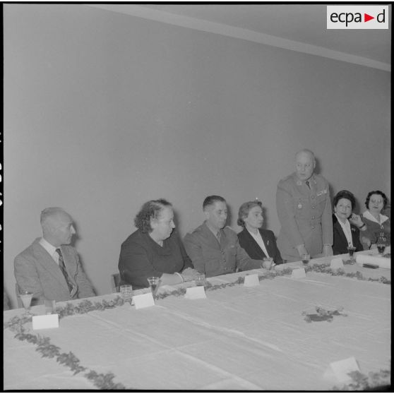 Voeux du personnel civil de la 10ème région militaire (RM) au chef d'Etat-Major (EM) le colonel Lenormand.