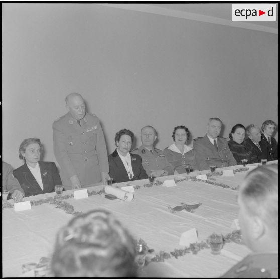 Voeux du personnel civil de la 10ème région militaire (RM) au chef d'Etat-Major (EM) le colonel Lenormand.