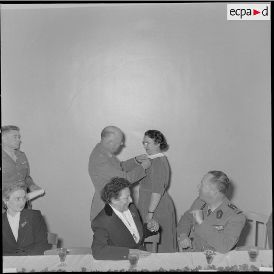 Voeux du personnel civil de la 10ème région militaire (RM) au chef d'Etat-Major (EM) le colonel Lenormand.