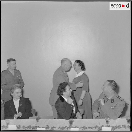 Voeux du personnel civil de la 10ème région militaire (RM) au chef d'Etat-Major (EM) le colonel Lenormand.