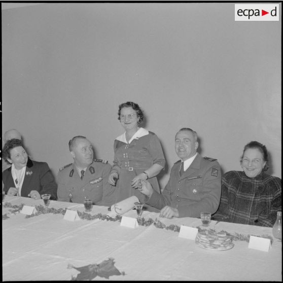 Voeux du personnel civil de la 10ème région militaire (RM) au chef d'Etat-Major (EM) le colonel Lenormand.