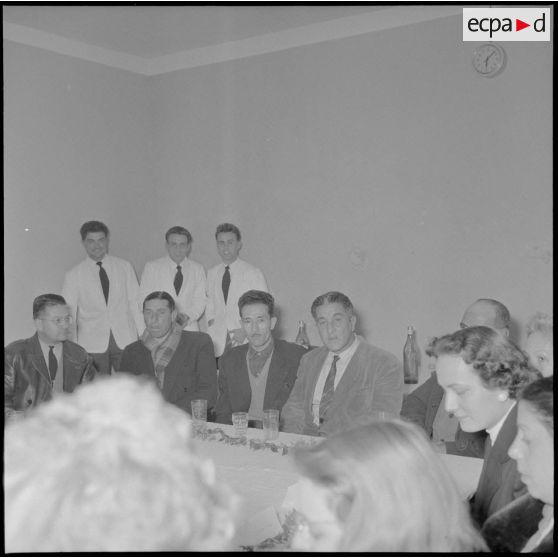 Voeux du personnel civil de la 10ème région militaire (RM) au chef d'Etat-Major (EM) le colonel Lenormand.