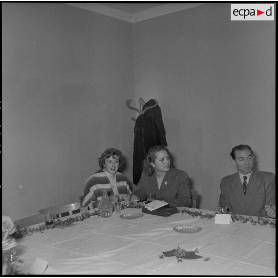 Voeux du personnel civil de la 10ème région militaire (RM) au chef d'Etat-Major (EM) le colonel Lenormand.