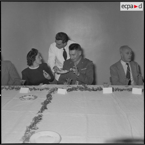 Voeux du personnel civil de la 10ème région militaire (RM) au chef d'Etat-Major (EM) le colonel Lenormand.