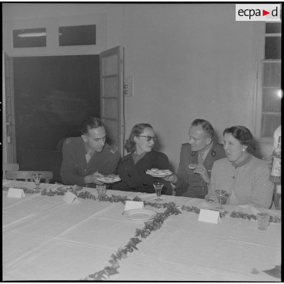 Voeux du personnel civil de la 10ème région militaire (RM) au chef d'Etat-Major (EM) le colonel Lenormand.