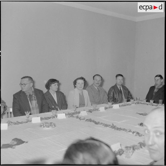 Voeux du personnel civil de la 10ème région militaire (RM) au chef d'Etat-Major (EM) le colonel Lenormand.