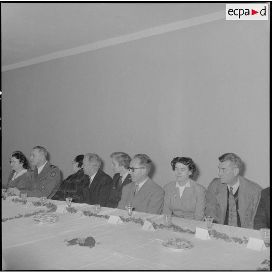 Voeux du personnel civil de la 10ème région militaire (RM) au chef d'Etat-Major (EM) le colonel Lenormand.