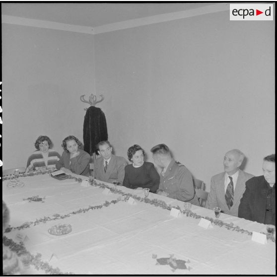 Voeux du personnel civil de la 10ème région militaire (RM) au chef d'Etat-Major (EM) le colonel Lenormand.