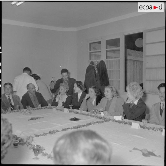 Voeux du personnel civil de la 10ème région militaire (RM) au chef d'Etat-Major (EM) le colonel Lenormand.