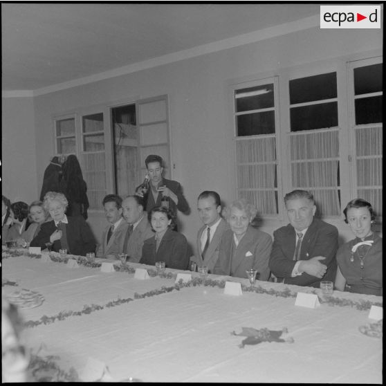 Voeux du personnel civil de la 10ème région militaire (RM) au chef d'Etat-Major (EM) le colonel Lenormand.