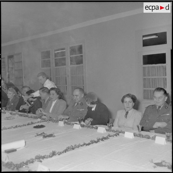 Voeux du personnel civil de la 10ème région militaire (RM) au chef d'Etat-Major (EM) le colonel Lenormand.