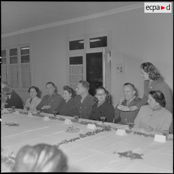 Voeux du personnel civil de la 10ème région militaire (RM) au chef d'Etat-Major (EM) le colonel Lenormand.