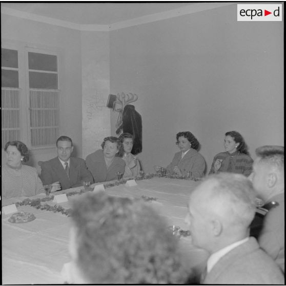 Voeux du personnel civil de la 10ème région militaire (RM) au chef d'Etat-Major (EM) le colonel Lenormand.