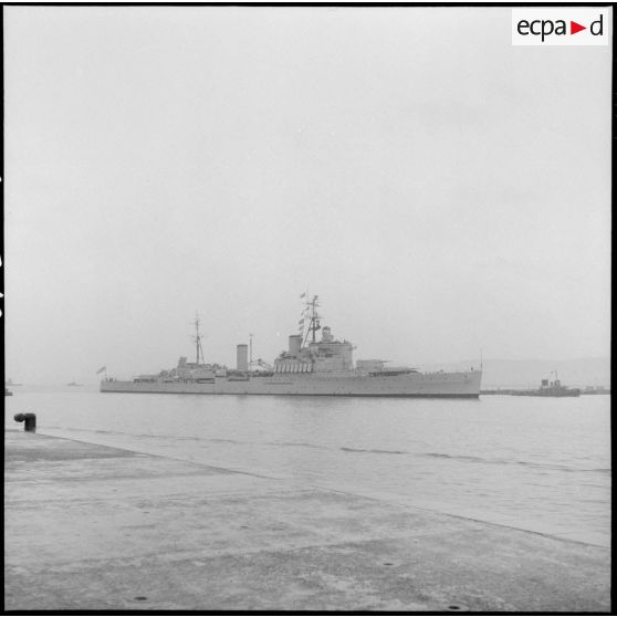 Croiseur dans le port d'Alger.