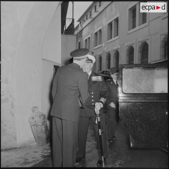Visite du vice-amiral américain Reid au commandant en chef des forces armées en Méditerranées, le  vice-amiral Sala, à l'amirauté d'Alger.
