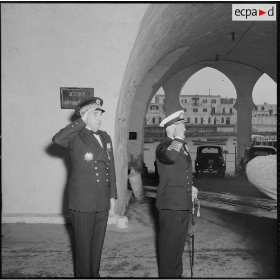 Visite du vice-amiral américain Reid au commandant en chef des forces armées en Méditerranées, le  vice-amiral Sala, à l'amirauté d'Alger.