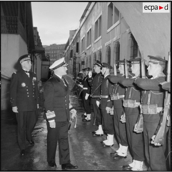 Visite du vice-amiral américain Reid au commandant en chef des forces armées en Méditerranées, le  vice-amiral Sala, à l'amirauté d'Alger.