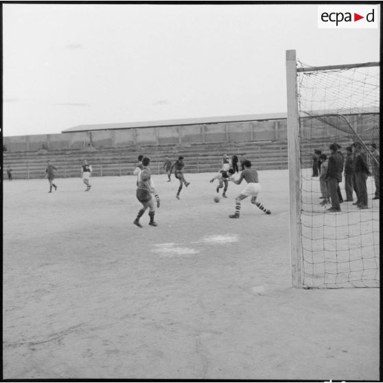Match de football lors d'un tournoi sportif militaire Franco-britannique à Alger.