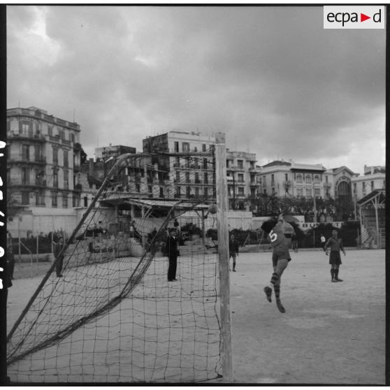 Match de football lors d'un tournoi sportif militaire Franco-britannique à Alger.