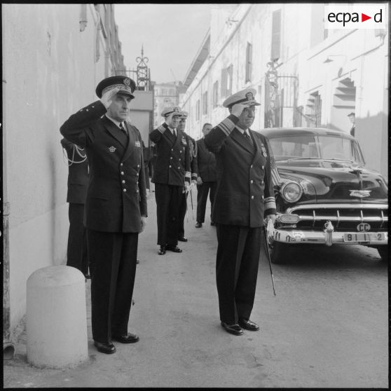 Visite à l'amirauté d'Alger du vice-amiral T.S. Combs, commandant la 6e flotte US au vice-amiral Sala, commandant en chef des forces navales en Méditerranée,