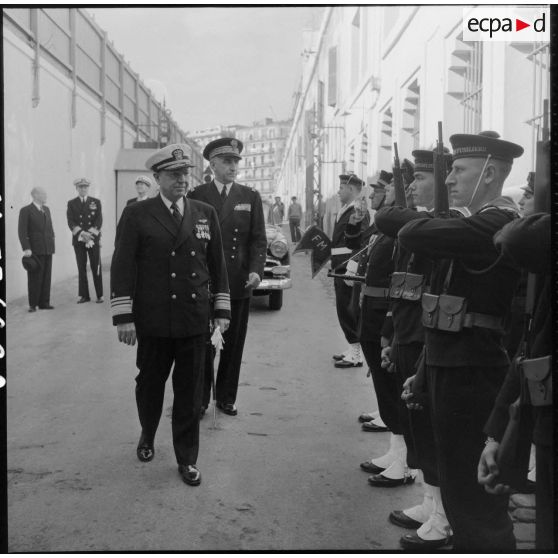 Visite à l'amirauté d'Alger du vice-amiral T.S. Combs, commandant la 6e flotte US au vice-amiral Sala, commandant en chef des forces navales en Méditerranée,