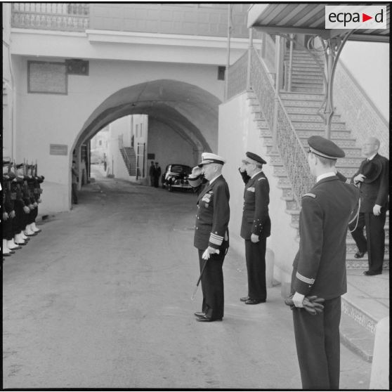 Visite à l'amirauté d'Alger du vice-amiral T.S. Combs, commandant la 6e flotte US au vice-amiral Sala, commandant en chef des forces navales en Méditerranée,