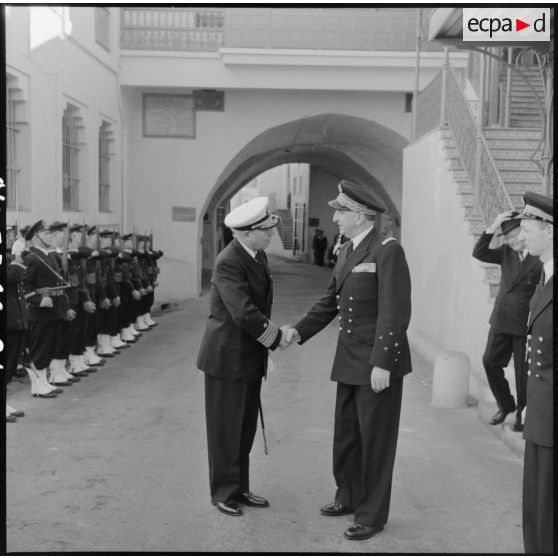 Visite à l'amirauté d'Alger du vice-amiral T.S. Combs, commandant la 6e flotte US au vice-amiral Sala, commandant en chef des forces navales en Méditerranée,