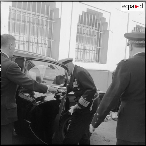 Visite à l'amirauté d'Alger du vice-amiral T.S. Combs, commandant la 6e flotte US au vice-amiral Sala, commandant en chef des forces navales en Méditerranée,