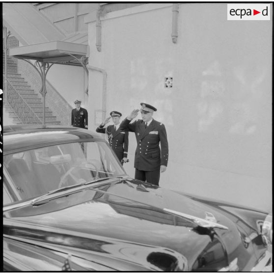 Visite à l'amirauté d'Alger du vice-amiral T.S. Combs, commandant la 6e flotte US au vice-amiral Sala, commandant en chef des forces navales en Méditerranée,