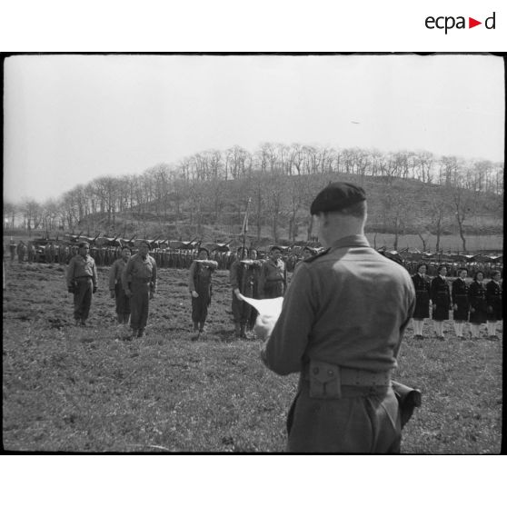 Cérémonie de remise de décorations en présence du général Juin.