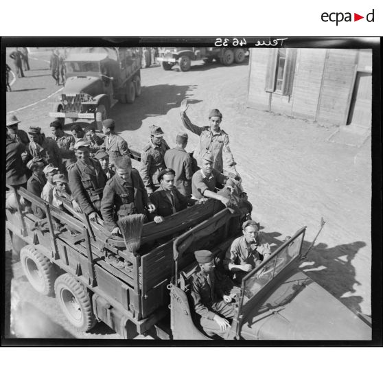 Les prisonniers de guerre se rendent sur leur lieu de travail.