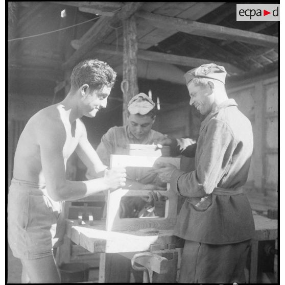 Les prisonniers font de la menuiserie.