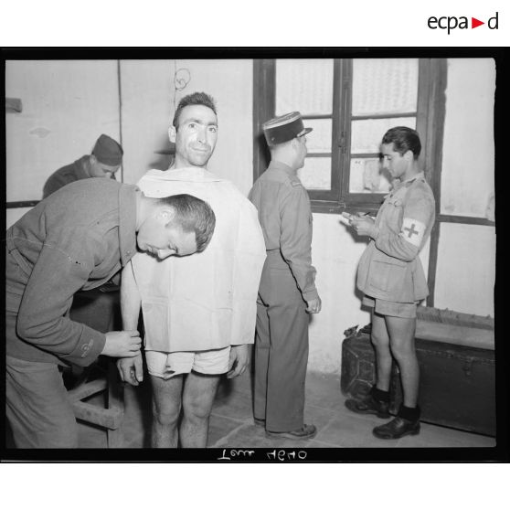 A l'infirmerie du camp de prisonniers italiens.