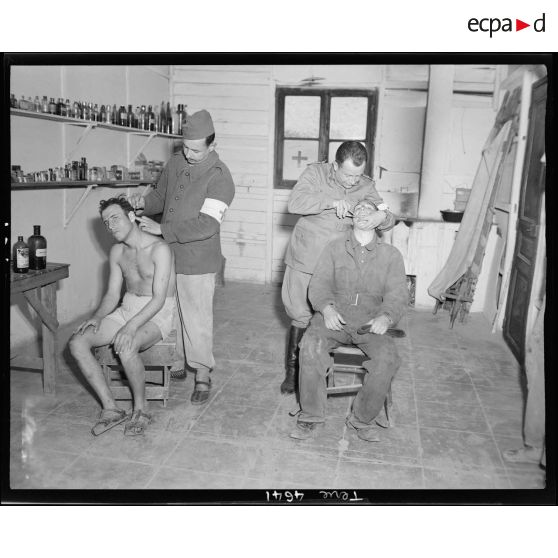 La salle des pansements à l'infirmerie du camp de prisonniers.