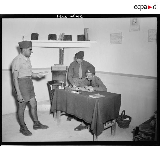Bureau de l'officier interprète au camp de prisonniers italiens n°8.