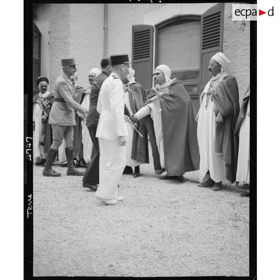 Accueil de André Diethelm et le général Leyer devant la mosquée.