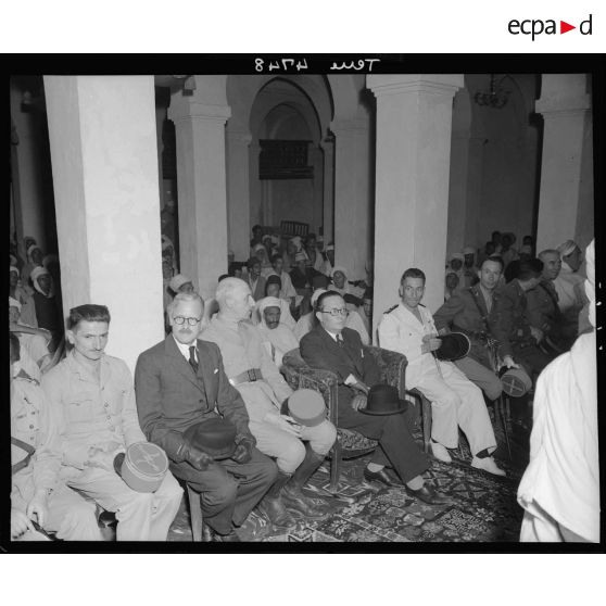 André Diethelm et le général Leyer dans la mosquée.