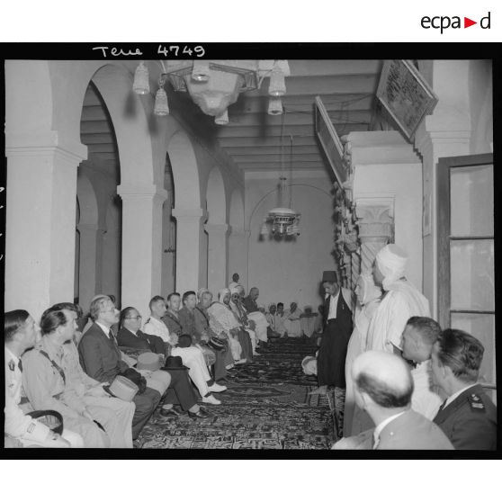 André Diethelm et du général Leyer dans la mosquée.