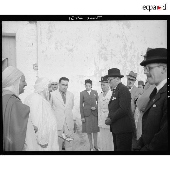 André Diethelm est reçu par le chef de la zaouïa d'El Hamel, Cheir Kacimi.