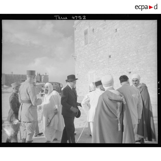 André Diethelm est reçu par le chef de la zaouïa d'El Hamel, Cheir Kacimi.