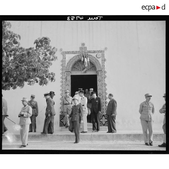 Les personnalités arrivent à la reception à la zaouïa d'El Hamel.