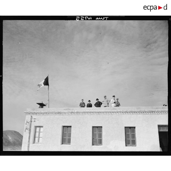 Les personnalités sur le toit de l'école des élèves officiers indigènes de Bou Saada.