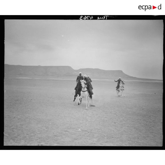 Exercice équestre à l'école des élèves officiers indigènes de Bou Saada.