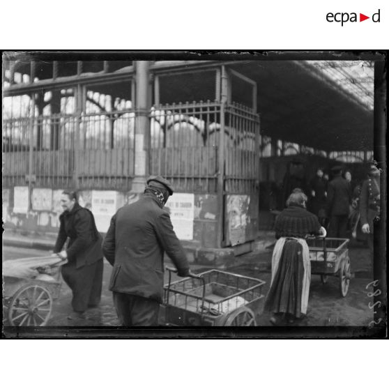 Paris. Marché de Montrouge. Distribution de charbon aux femmes des mobilisés. [légende d'origine]