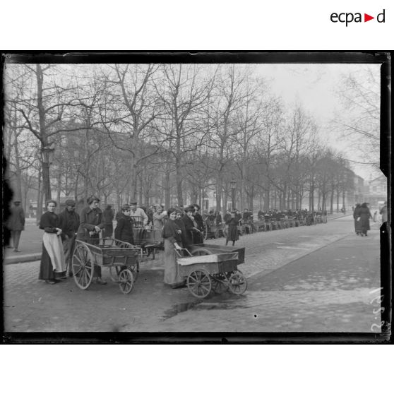Paris. Marché de Montrouge. Distribution de charbon aux femmes des mobilisés. [légende d'origine]