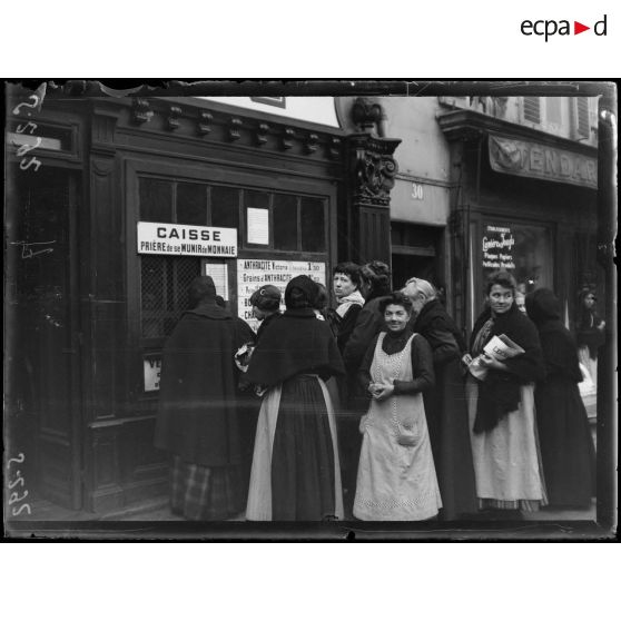 Paris, avenue d'Orléans. La vente de charbon à la maison Bernot. [légende d'origine]