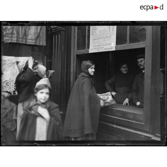 Paris, avenue d'Orléans. La vente de charbon à la maison Bernot. [légende d'origine]