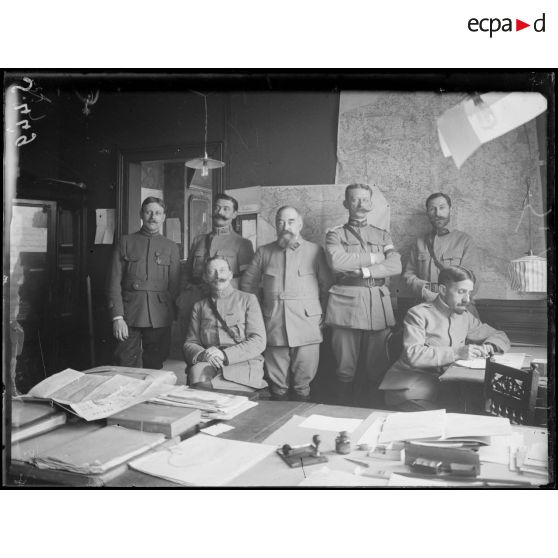 Les officiers du 2e bureau de la 10e armée. [légende d'origine]