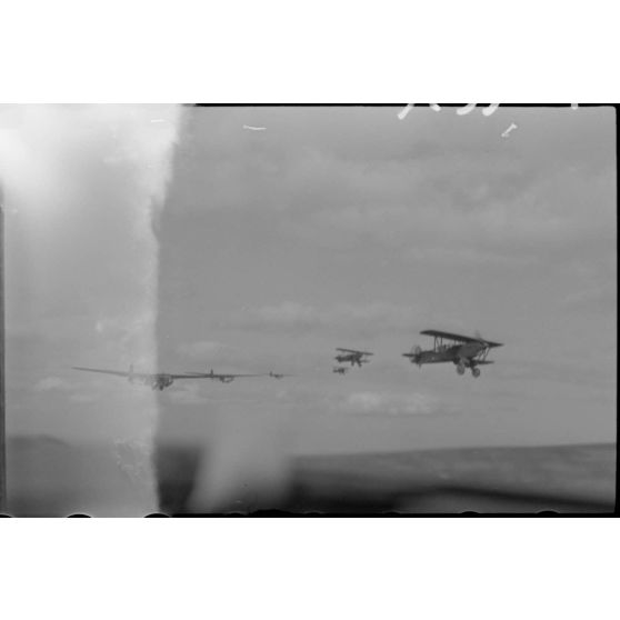 Peu après avoir quitté l'aérodrome de Lézignan-Corbières, les avions du Sondergruppe du Luftlandegeschwader 1 progressent dans le ciel.